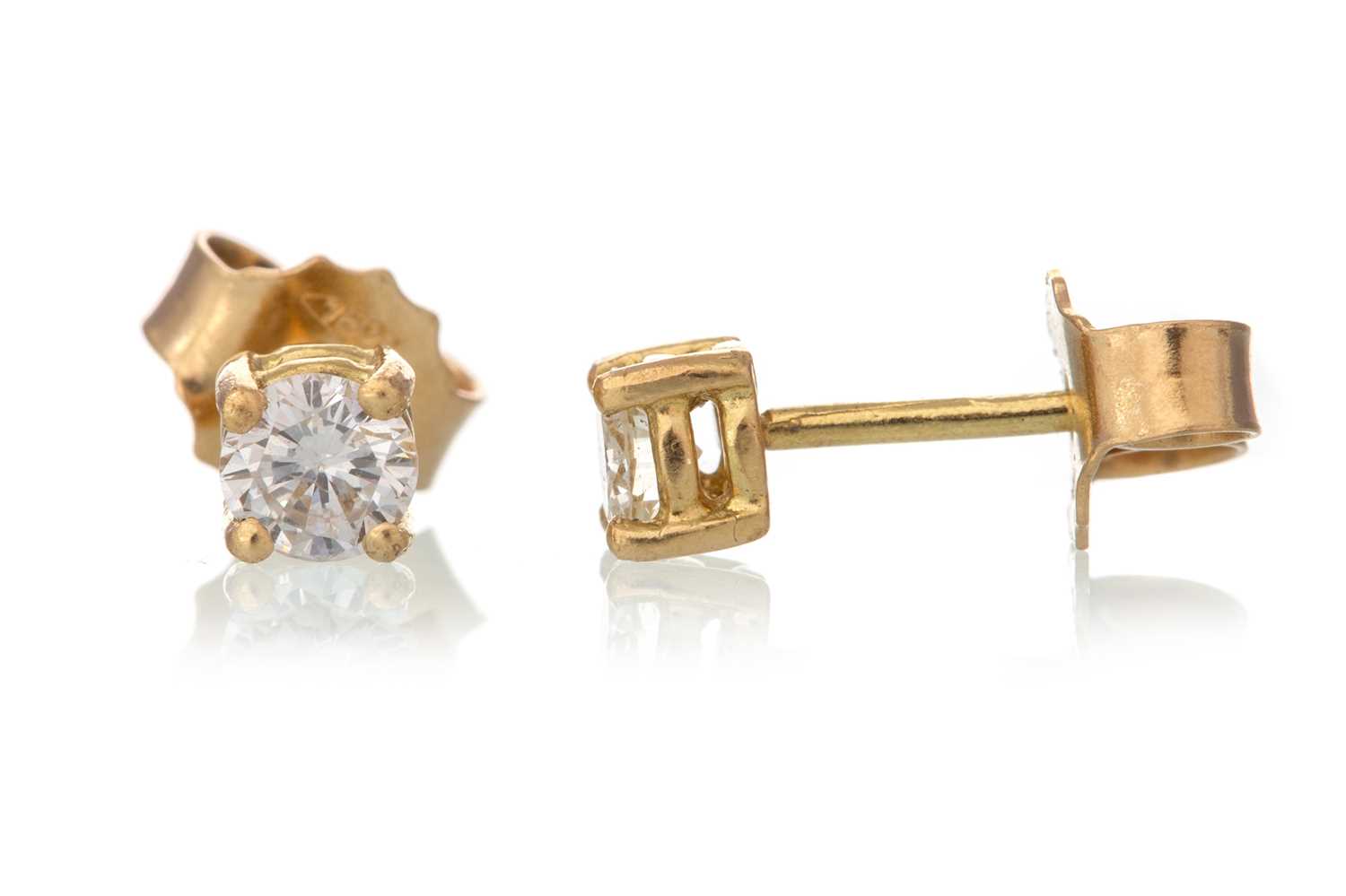Lot 424 - PAIR OF DIAMOND STUD EARRINGS