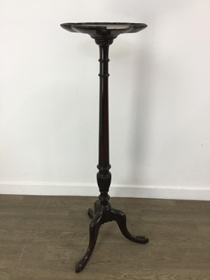 Lot 104 - MAHOGANY PEDESTAL