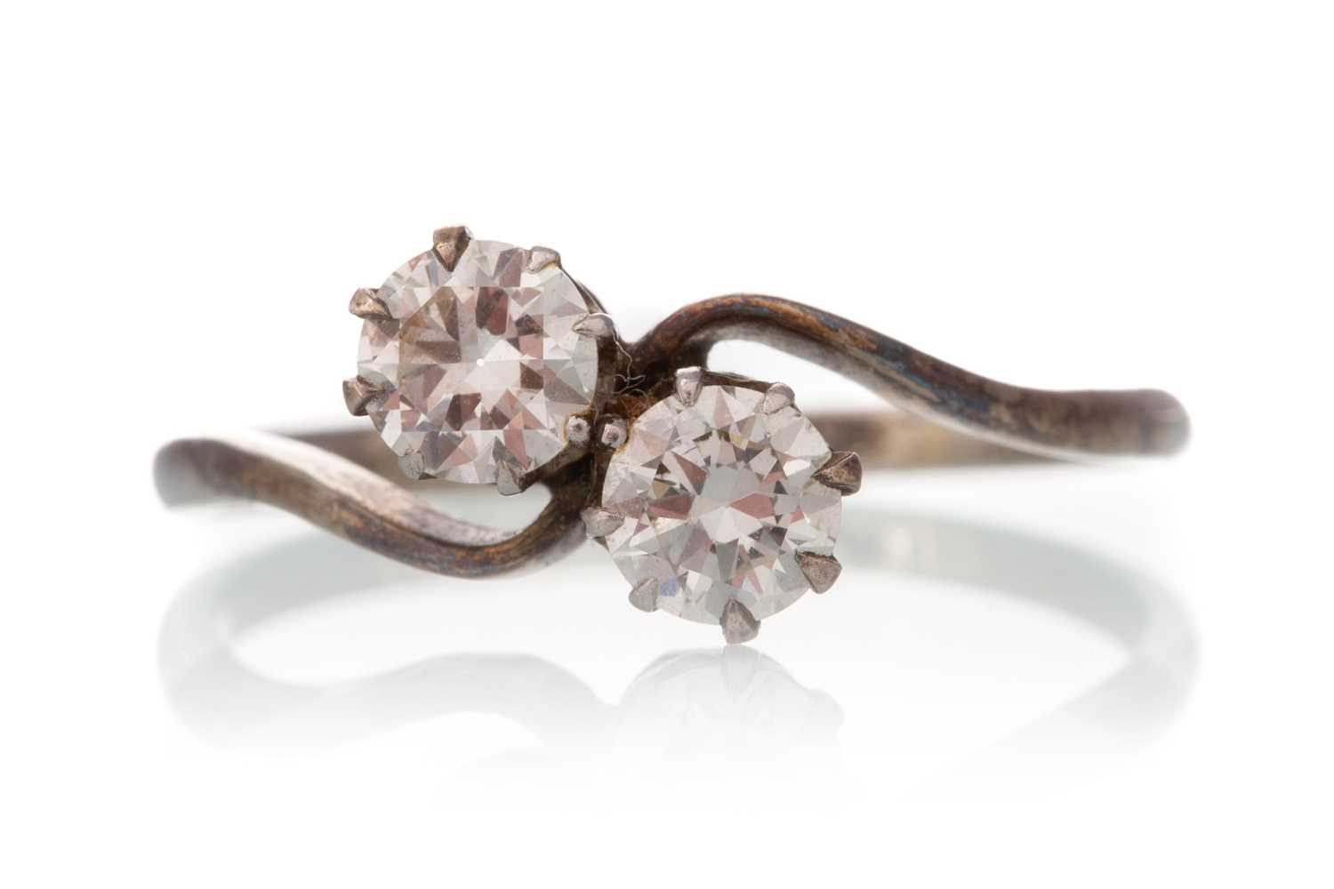Lot 464 - DIAMOND TWO STONE RING