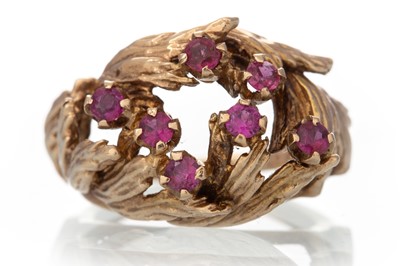 Lot 552 - GEM SET DRESS RING