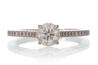 Lot 559 - DIAMOND SOLITAIRE RING