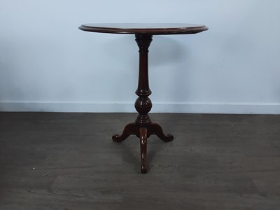 Lot 210 - MAHOGANY CIRCULAR TEA TABLE