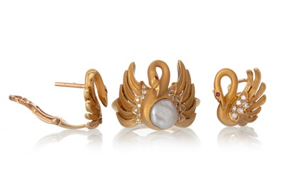 Lot 560 - GOLD SWAN RING AND PAIR OF EARRINGS