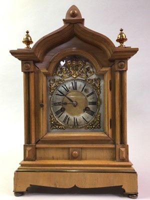 Lot 224 - VICTORIAN STYLE MANTEL CLOCK