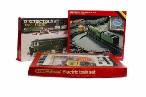 Lot 1063 - LOT OF HORNBY RAILWAY CARRIAGES AND...