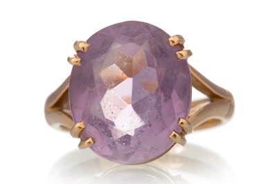 Lot 644 - AMETHYST RING