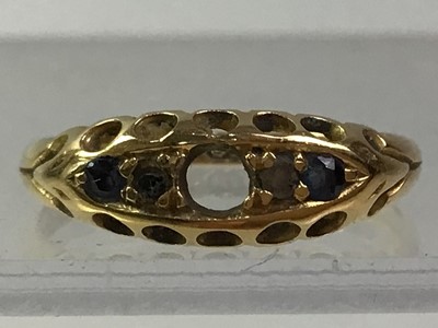 Lot 587 - SAPPHIRE RING