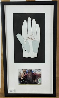 Lot 1714 - TIGER WOODS, SIGNED GLOVE AND PHOTOGRAPH DISPLAY