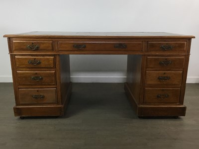 Lot 458 - VICTORIAN OAK TWIN PEDESTAL WRITING DESK