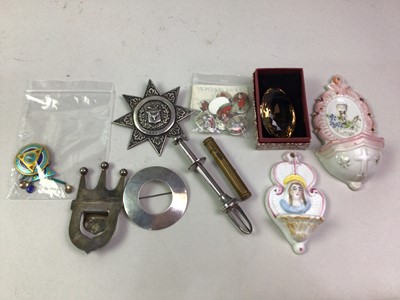 Lot 654 - ENAMELLED BROOCH