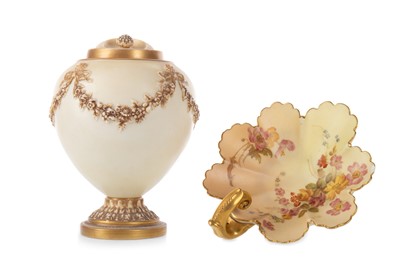 Lot 1397 - WORCESTER, BLUSH IVORY VASE