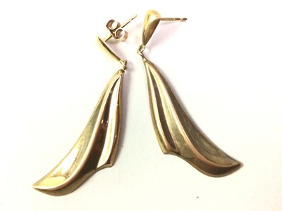 Lot 688 - PAIR OF GOLD DROP EARRINGS