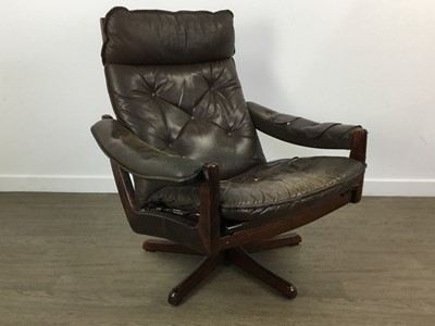 Lot 635 - RETRO SWIVEL ARMCHAIR