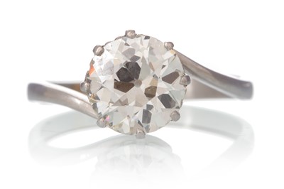 Lot 645 - DIAMOND SOLITAIRE RING