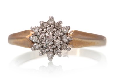 Lot 592 - DIAMOND CLUSTER RING