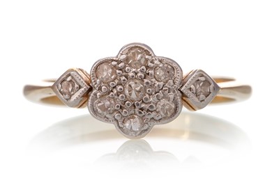 Lot 593 - DIAMOND CLUSTER RING