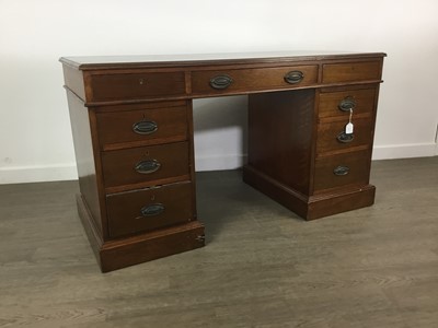 Lot 496 - VICTORIAN MAHOGANY PEDESTAL DESK