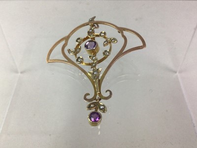 Lot 67 - EDWARDIAN AMETHYST AND SEED PEARL PENDANT