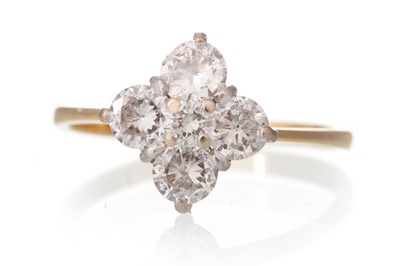 Lot 614 - DIAMOND CLUSTER RING