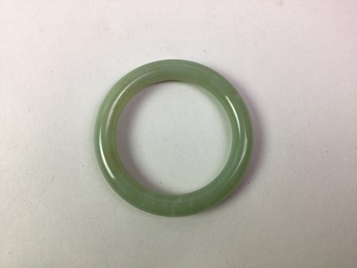 Lot 181 - GREEN HARDSTONE BANGLE