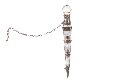 Lot 1109 - SCOTTISH AGATE DIRK BROOCH