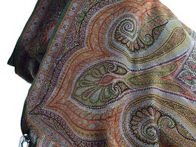 Lot 1457 - LARGE PAISLEY PATTERN SHAWL