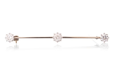 Lot 655 - DIAMOND THREE STONE BAR BROOCH