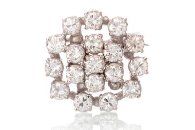 Lot 656 - DIAMOND CLUSTER BROOCH