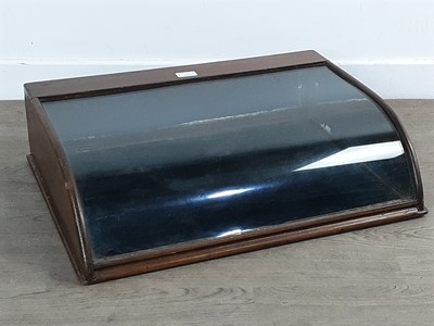 Lot 412 - VICTORIAN MAHOGANY GLAZED BOW FRONT TABLE TOP DISPLAY CASE