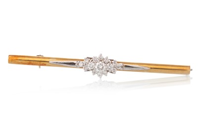 Lot 659 - DIAMOND BAR BROOCH