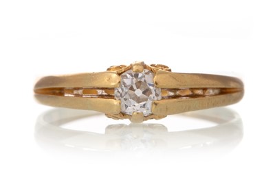 Lot 705 - DIAMOND SOLITAIRE RING