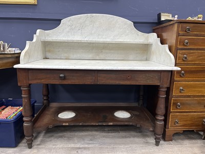 Lot 548 - VICTORIAN WALNUT WASH STAND