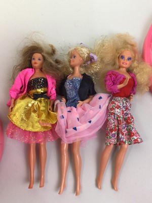 Lot 507 - SINDY'S OWN WARDROBE