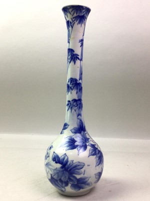 Lot 585 - BLUE AND WHITE CHINESE VASE