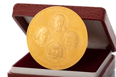 Lot 62 - PROJECT MERCURY AND HISTORICAL SCIENTIFIC FIGURES GOLD MEDALLION