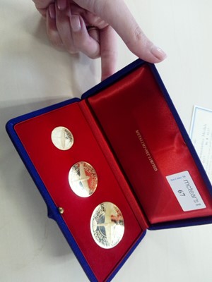 Lot 67 - BATTLE OF BRITAIN GOLD MEDAL TRIO