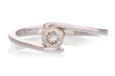 Lot 409 - DIAMOND SOLITAIRE RING