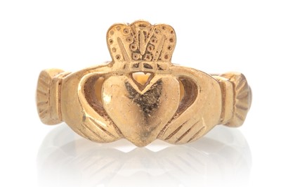 Lot 417 - GOLD CLADDAGH RING