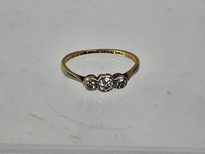 Lot 789 - DIAMOND THREE STONE RING