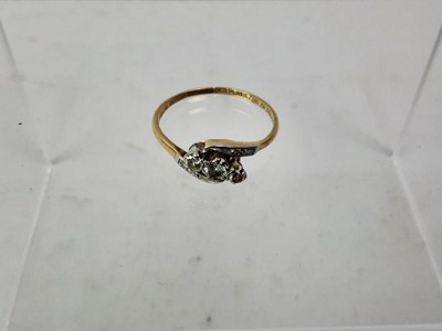 Lot 790 - DIAMOND THREE STONE RING