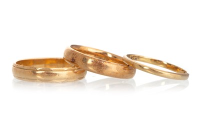 Lot 424 - THREE GOLD WEDDING BANDS