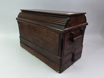 Lot 22 - SINGER SEWING MACHINE