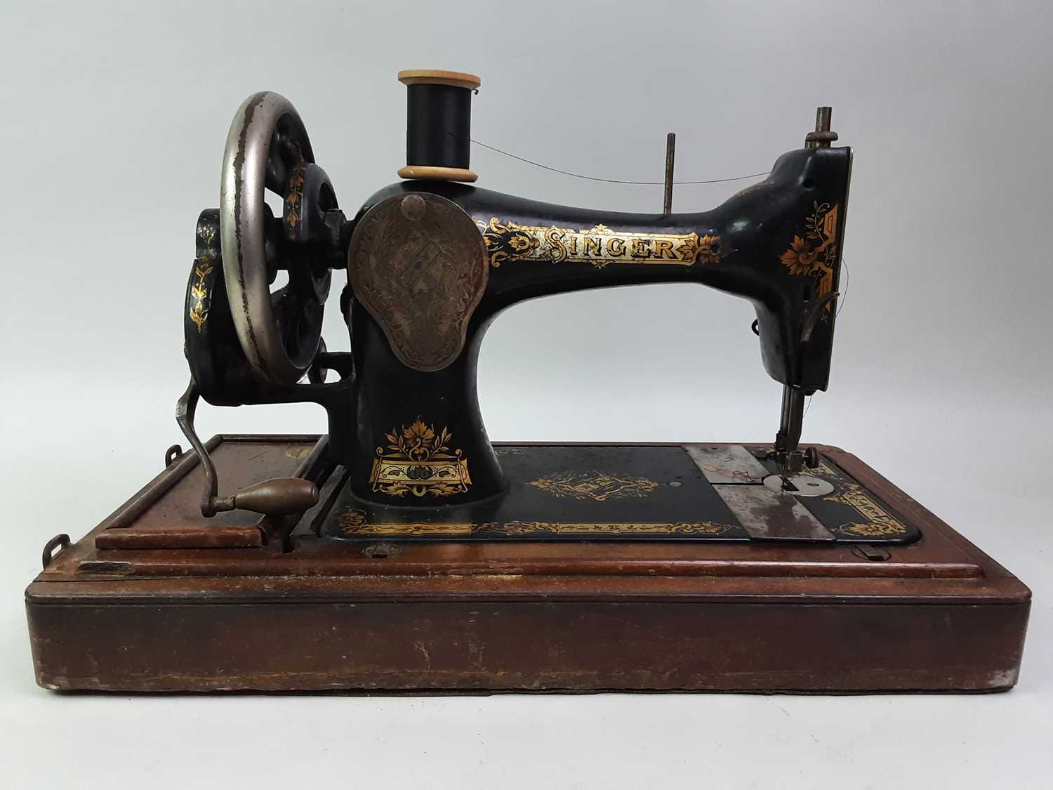 Lot 22 - SINGER SEWING MACHINE