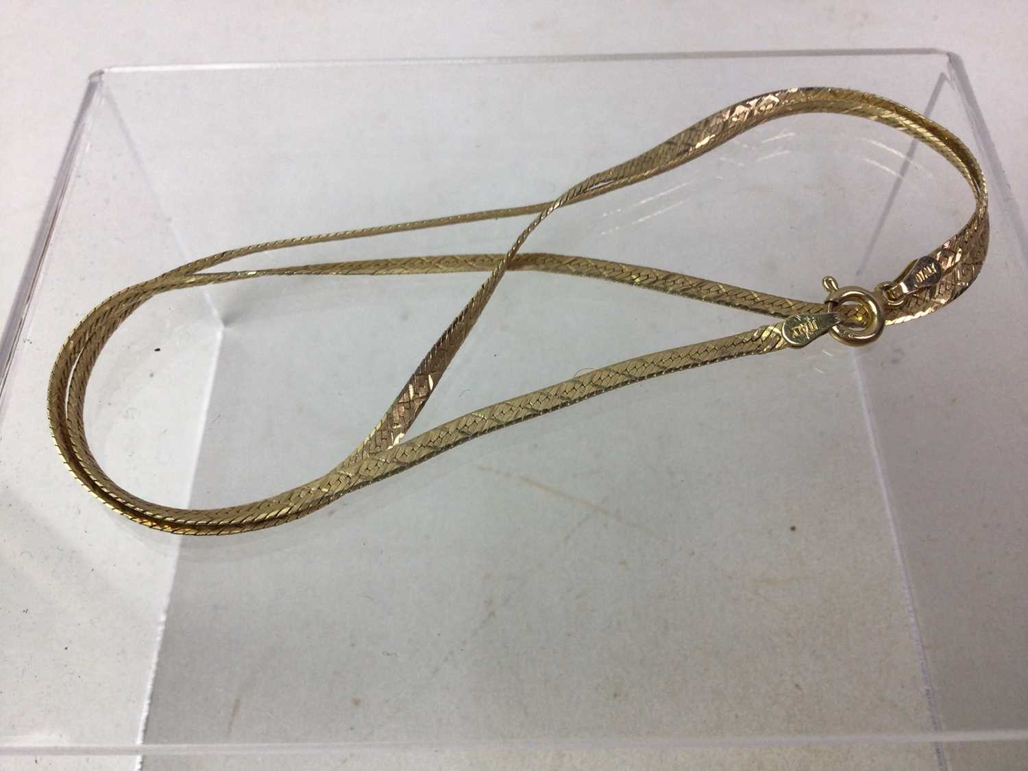 Lot 66 - NINE CARAT GOLD NECKLACE