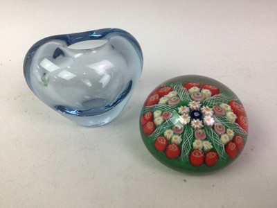 Lot 70 - GROUP OF GLASS PAPERWEIGHTS
