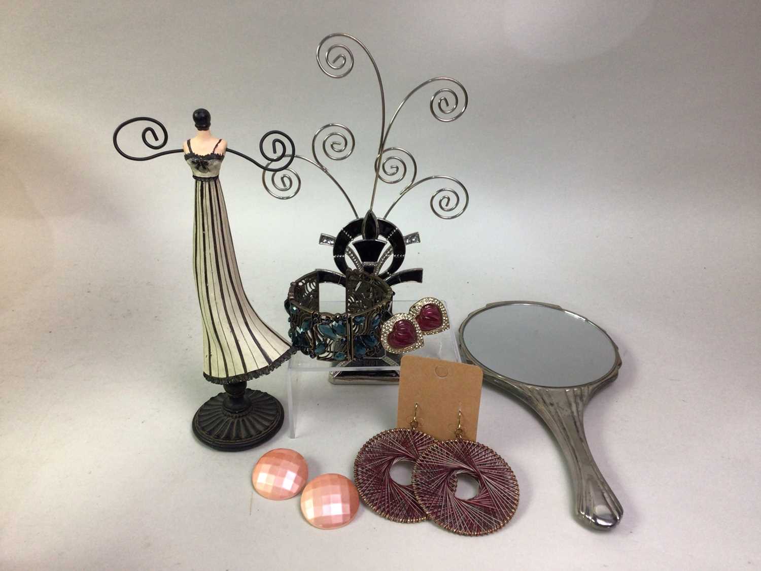 Lot 16 - GROUP OF COSTUME JEWELLERY