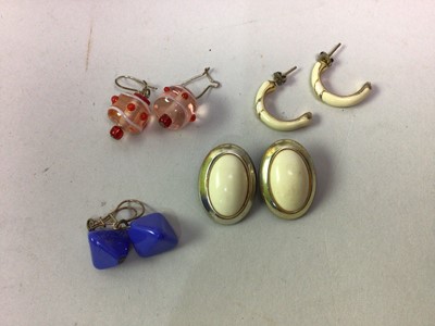 Lot 16 - GROUP OF COSTUME JEWELLERY