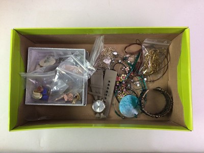 Lot 16 - GROUP OF COSTUME JEWELLERY