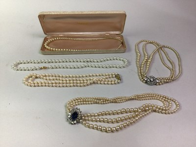 Lot 135 - COLLECTION OF COSTUME JEWELLERY