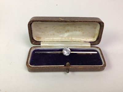 Lot 146 - ZIRCON BAR BROOCH